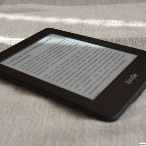 Osvícení displeje Kindle Paperwhite v místnosti se skoro absolutní tmou .-)